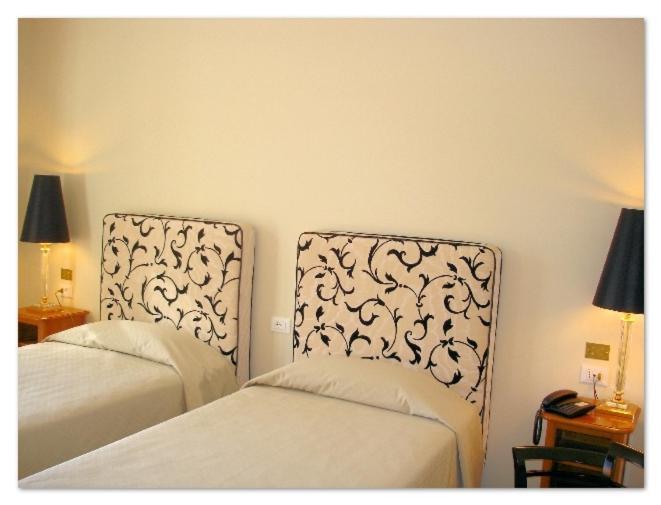 Hotel Certosa Padula Habitación foto